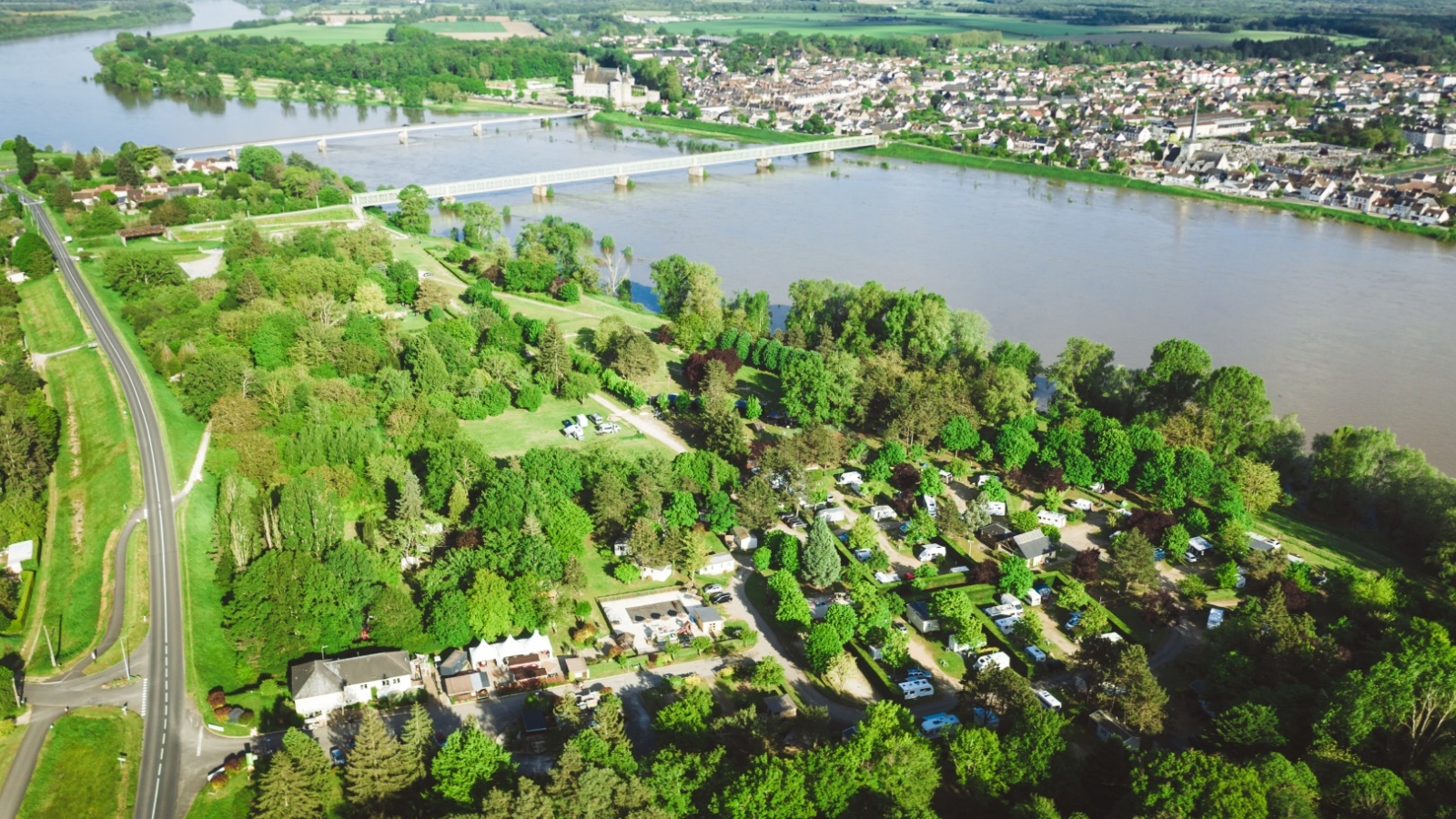 2024-05-09-Camping Le Jardin de Sully vu du ciel © Flower Camping le Jardin de Sully. Crédit photo :