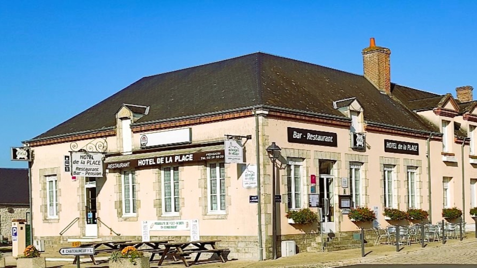 Façade Hôtel de la Place. Crédit photo : 1