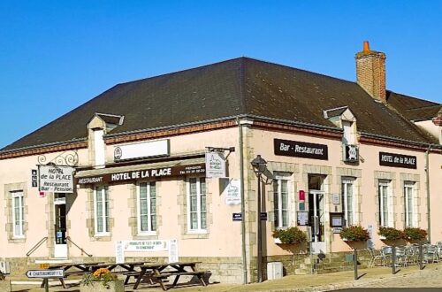 Façade Hôtel de la Place. Crédit photo : 1