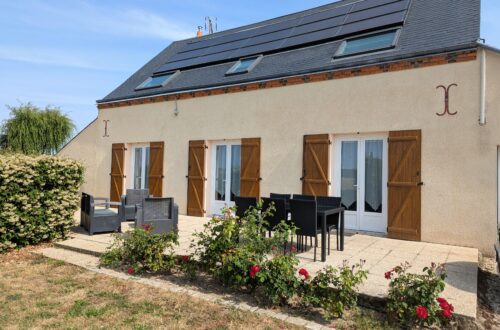 Gîte pour 5 personnes spacieux (100 m²), confortable et décoré avec soin, à proximité d'une exploitation agricole. Situé à 7 kms du Château de Sully-sur-Loire, 9 kms de l'Oratoire Carolingien de Germigny-des-Près et à 6 kms de l'abbaye de St-Benoit-sur-Loire.