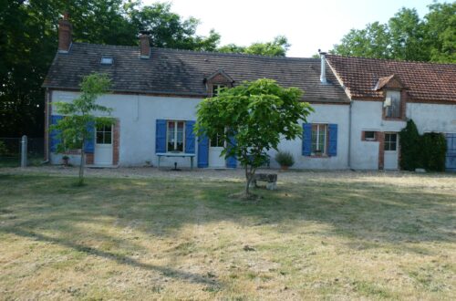 Gîte pour 5 personnes à Lion-en-Sullias. Située à 9km du Château de Sully-sur-Loire. Ancienne fermette rénovée et aménagée avec 3 chambres. Bel espace dans chaque pièce, et grand espace extérieur. La Loire coule à quelques centaines de mètres de la maison. Le parcours de la Loire à vélo emprunte la voie d'accès.