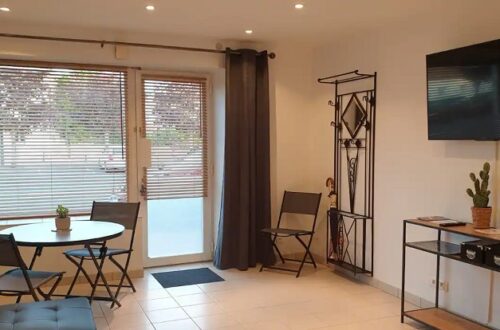 Gîte de 4 personnes à Sully-sur-Loire. Située aux portes de la Sologne et à deux pas du château de Sully sur Loire, cette petite maison de ville cocooning et douillette a été rénovée et équipée à neuf pour votre plus grand confort ! Baladez vous dans le parc du château, parcourez la Loire à vélo situé à 2 pas du gîte (possibilité de stocker 2 vélos ). Sortez et visitez nos monuments incontournables comme l’abbatiale Romane de St Benoît sur Loire ou encore l'oratoire de Germigny des Prés. Pour vous rafraîchir lors des journées chaudes d'été, vous pourrez faire un plongeon à l'étang du Puits, le plus grand étang de Sologne situé à 15km de Sully sur Loire. Pour les pêcheurs, n'oubliez pas votre canne et rendez vous sur les nombreux étangs du pêche du territoire !