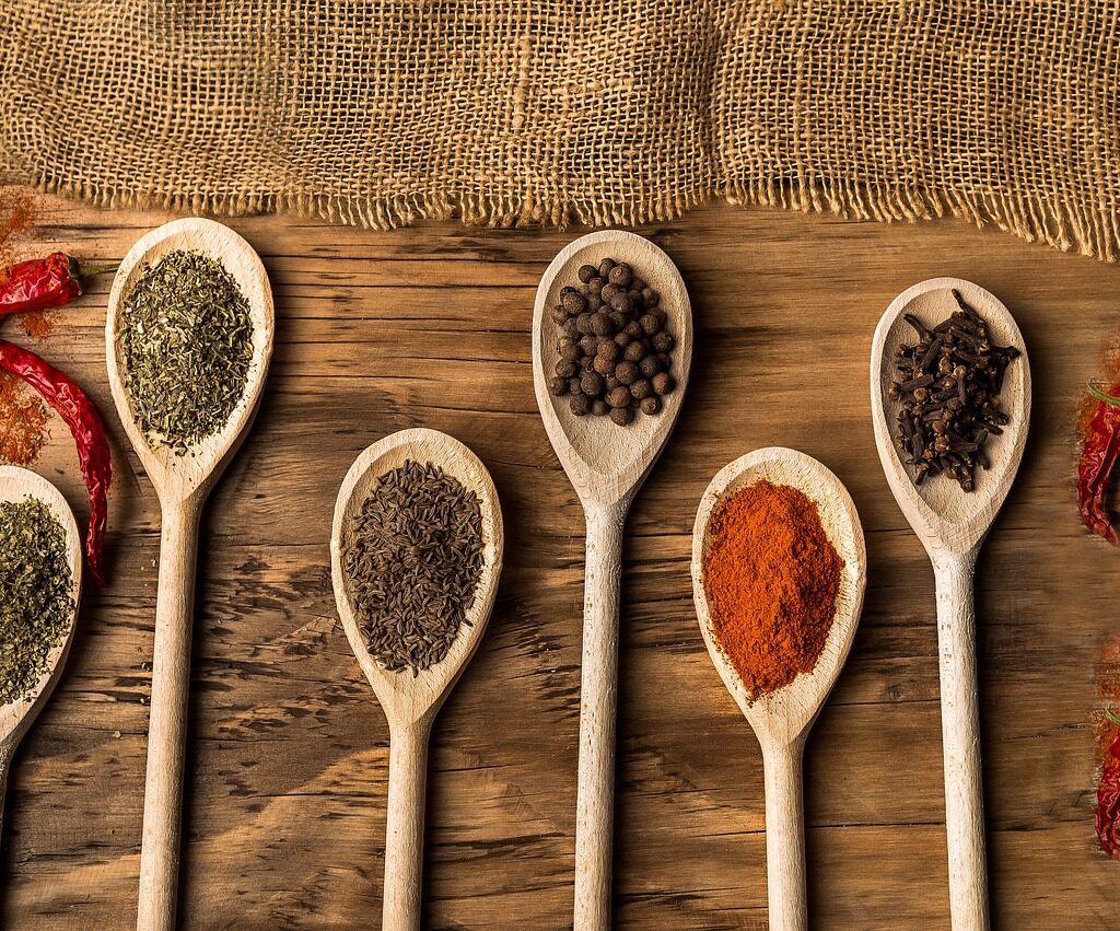 Cuillère d'épices. Clou de girofle, piment, poivre, thym, curcuma etc...