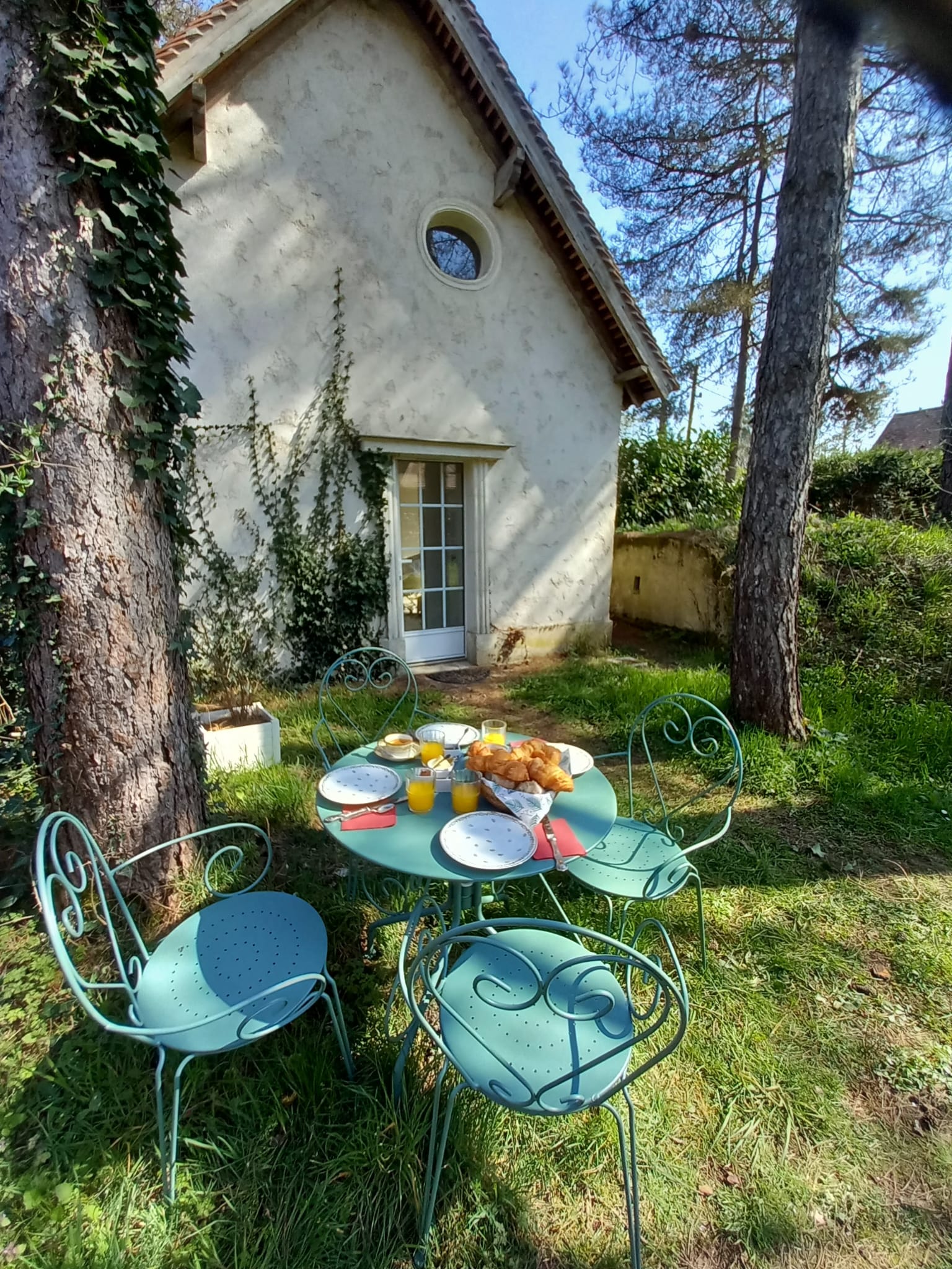 Maisonnette petit dej dehors. Crédit photo :