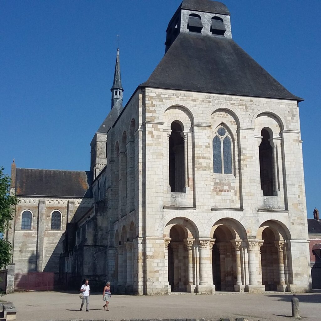 Abbaye de Fleury vue de face ensoleillé