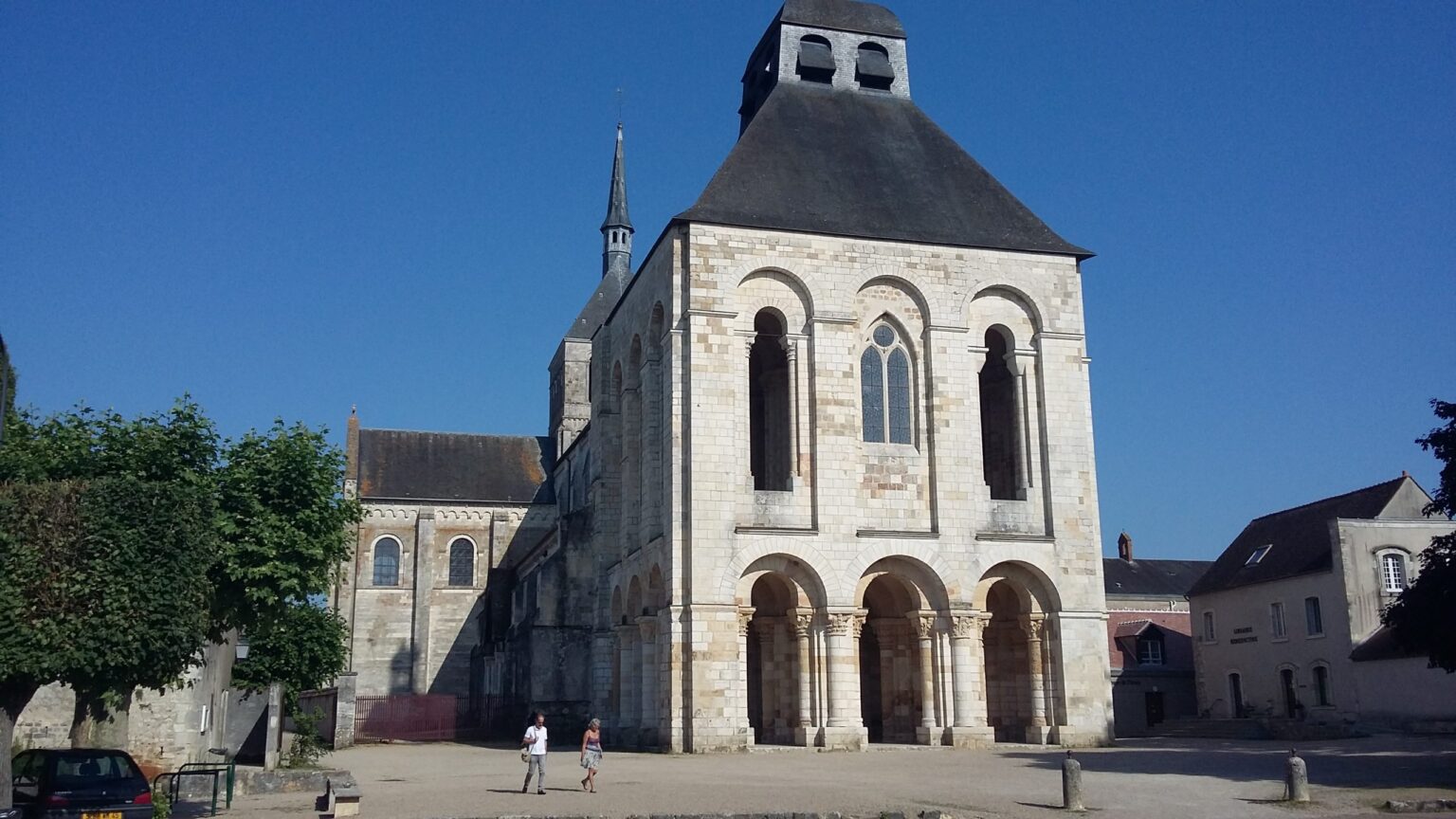 Abbaye de Fleury vue de face ensoleillé